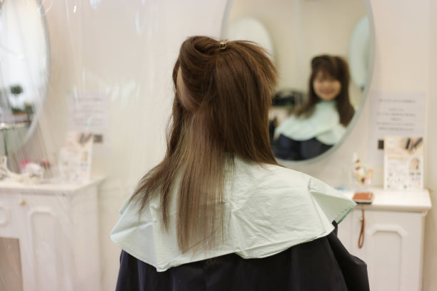 女人用发夹夹住她的头发图片下载
