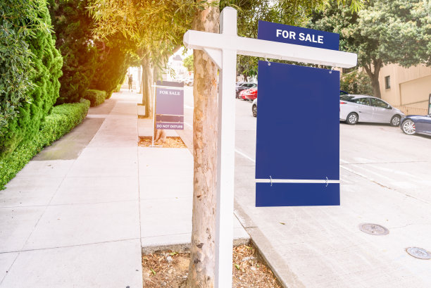 住宅小区沿街的房地产标志图片下载