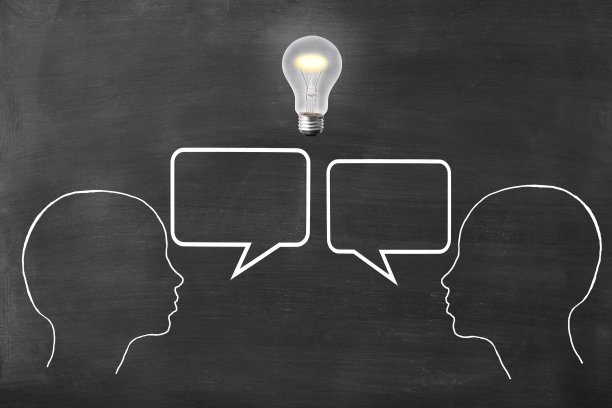 黑板上用粉笔画了两个人头形状，上面有语音泡泡，半空中有个灯泡图片下载