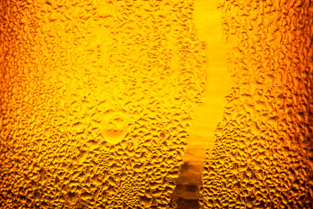 宏观啤酒瓶纹理，啤酒瓶上的水滴纹理。抽象的背景，啤酒瓶上的水滴纹理。抽象背景，水滴背景，酒精-饮料，背景，啤酒-酒精，啤酒瓶，啤酒杯，图片下载