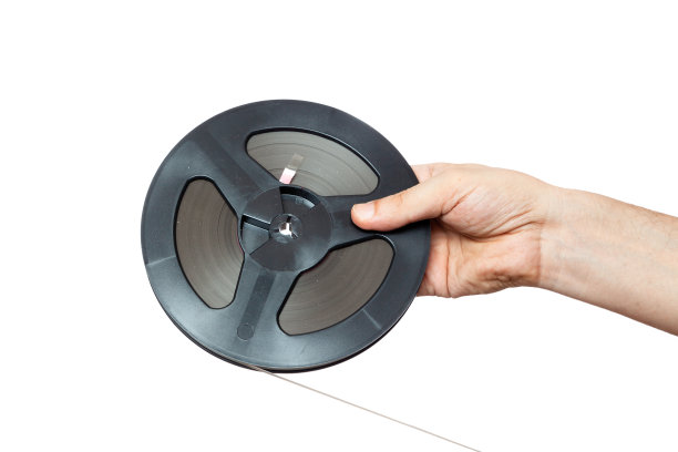 手持磁带卷轴上的白色背景图片下载