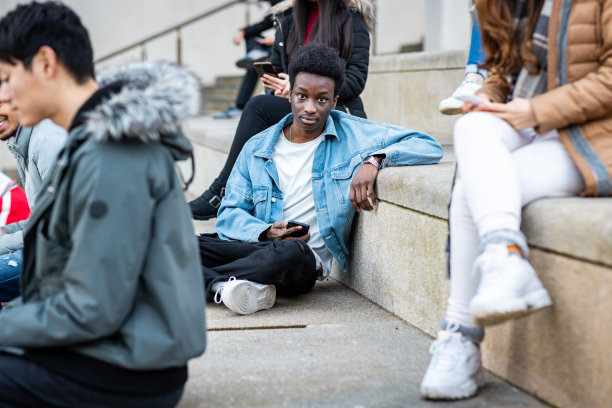 多种族的千禧一代使用智能手机图片下载