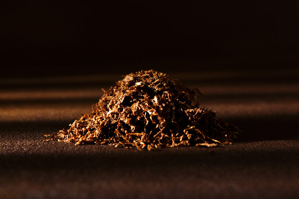 烟草纹理。优质干切烟叶大，宏观贴近。图片下载