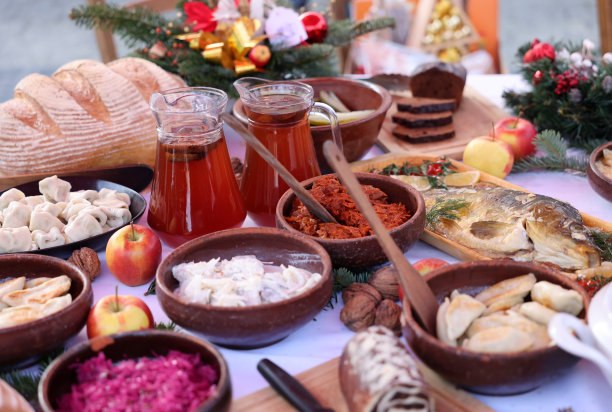 餐桌上的圣诞食物装饰着圣诞树图片下载