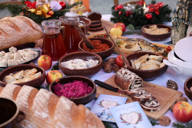 餐桌上的圣诞食物装饰着圣诞树图片下载
