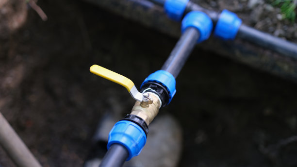 聚氯乙烯管道与水龙头在地面上的花园地块特写图片下载