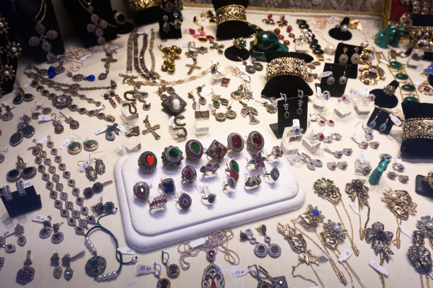 时尚手镯，戒指和吊坠的形象图片下载