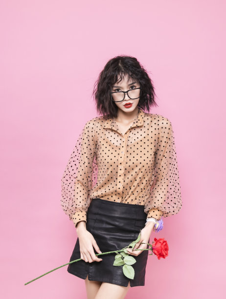 粉色背景里的女孩图片下载