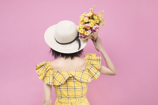 粉色背景里的女孩图片下载