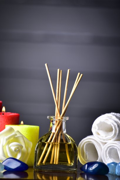 芳香扩散与蜡烛和鲜花图片下载