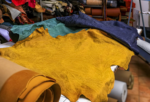 五彩缤纷的皮革隐藏在手工皮革车间工作室，佛罗伦萨，意大利图片下载