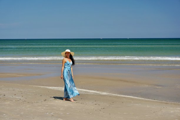 丹麦沙滩上的一个女孩。图片下载