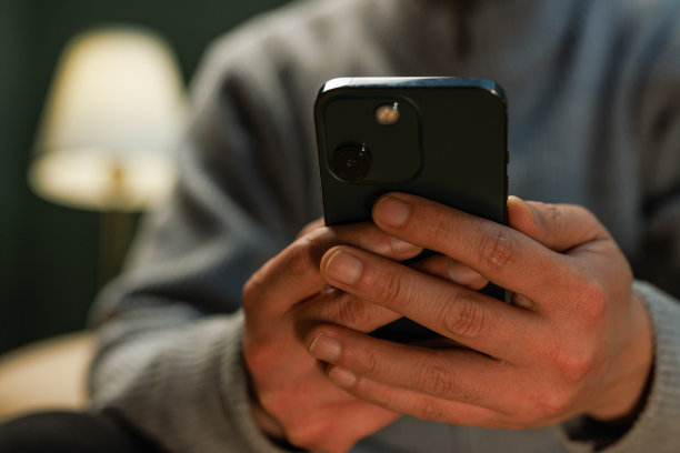 亚洲男性用智能手机看视频图片下载