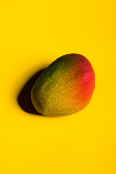 黄色背景上的芒果形状的多色甜点图片下载
