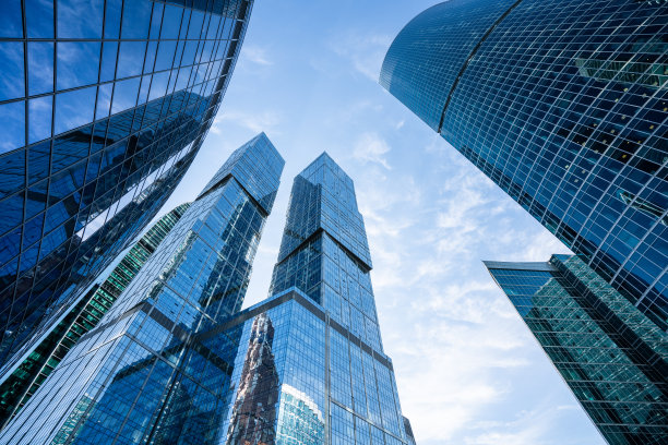 阳光明媚的日子，市中心的现代写字楼图片下载