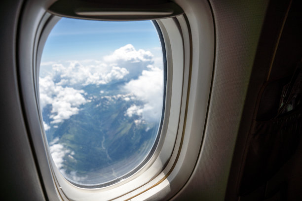 透过飞机的窗户，鸟瞰群山中的山谷图片下载