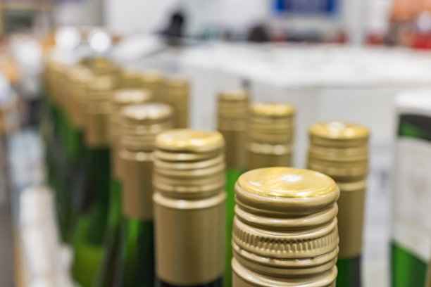 超市出售的葡萄酒，酒瓶特写图片下载