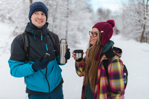 两个徒步旅行者在休息时喝热茶图片下载