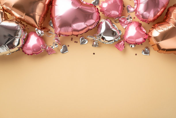 情人节装饰心形光滑气球和银色五彩纸屑在孤立的浅米色背景与空白的顶部视图照片图片下载