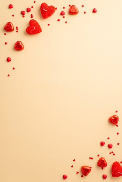 情人节的概念。俯视图垂直照片心形蜡烛巧克力糖果和红色洒在孤立的粉彩米色背景与空白图片下载