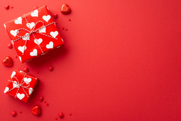 情人节的概念。顶部视图照片的礼盒心形巧克力糖果和洒在孤立的红色背景与复制空间图片下载