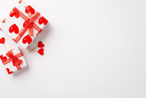 情人节的概念。顶部视图照片的礼盒与薄纱丝带蝴蝶结和心形棒上孤立的白色背景与空白图片下载