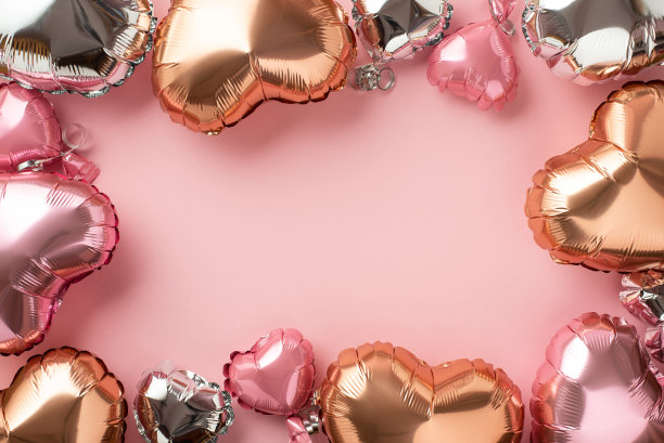 情人节的概念。顶部视图照片的心形粉红色银色和金色气球在孤立的淡粉色背景与中间的空白图片下载