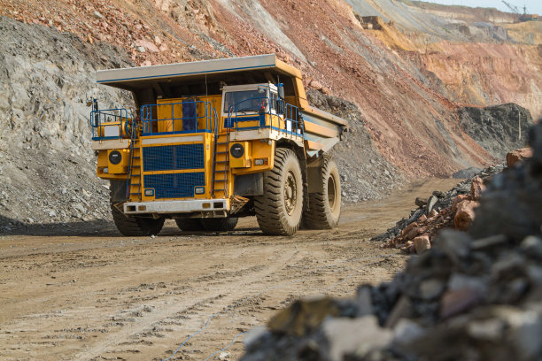 用于露天采矿从采石场搬运岩石的大型自卸卡车。图片下载