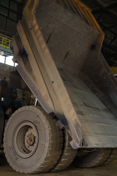 用于露天采矿从采石场搬运岩石的大型自卸卡车。图片下载