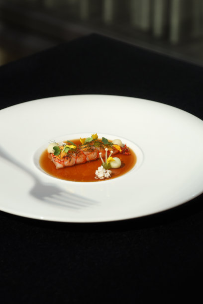 米其林星级美食，海鲜清炖虾配辣根图片下载