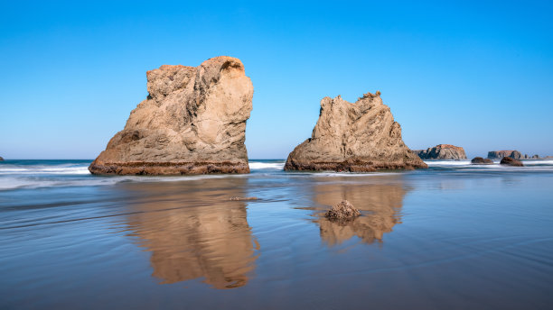 位于美国西海岸俄勒冈州班登海滩的城堡和大教堂之间的岩石图片下载