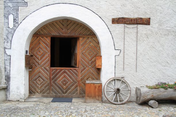 瑞士格里森Engadin的传统房屋图片下载