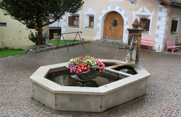 瑞士格里森Engadin的传统房屋图片下载