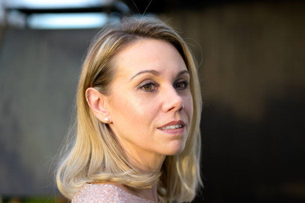 一个美丽的金发女人的侧面视图图片下载