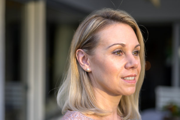 一个美丽的金发女人的侧面视图图片下载