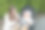 年轻的母亲抱着婴儿走在漂亮的黑色婴儿车里。凉爽的天气。幸福的家庭图片下载
