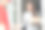 快乐的微笑女人收到盒子包裹从快递员在前面的房子。快递员送快递。网上购物，纸盒，外卖，邮递员，送货服务，包裹图片下载