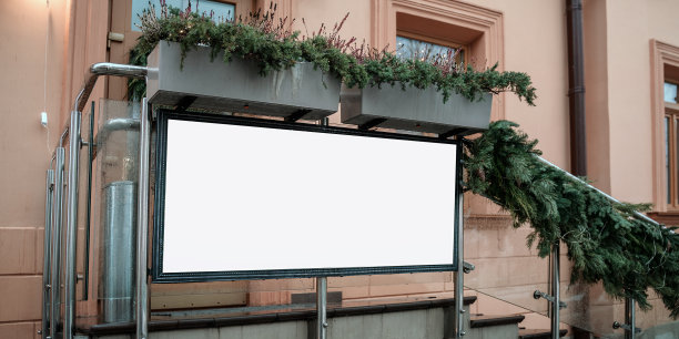 空的白色告示牌安装在街道咖啡馆入口附近。图片下载