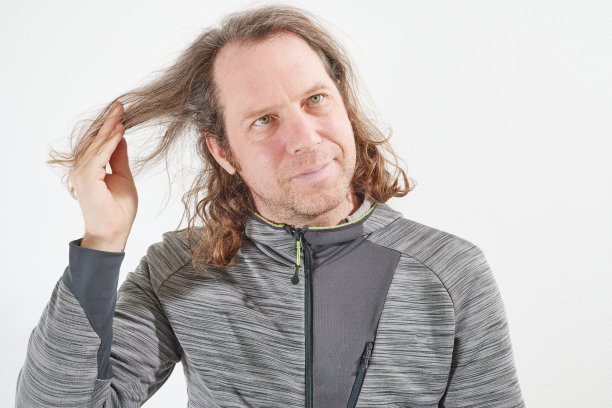 男人把手放在他的长发上图片下载