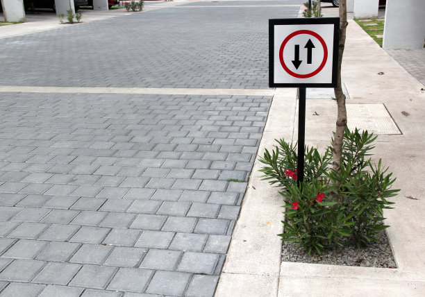 街道上的信号面板，指示道路是双向的，并预测可能有相反方向的车辆通过图片下载