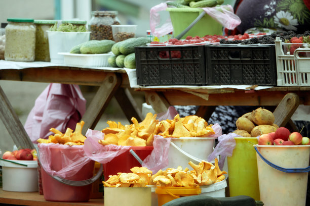 街市售卖新鲜鸡油菌及牛肝菌。图片下载