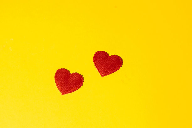 情人节快乐。2月14日。爱。黄底红心。图片下载