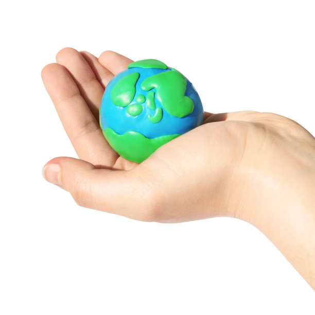 女子手持白色背景的地球橡皮泥模型，特写图片下载