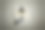 复古的铁灯笼挂在晚上的混凝土墙上。图片下载