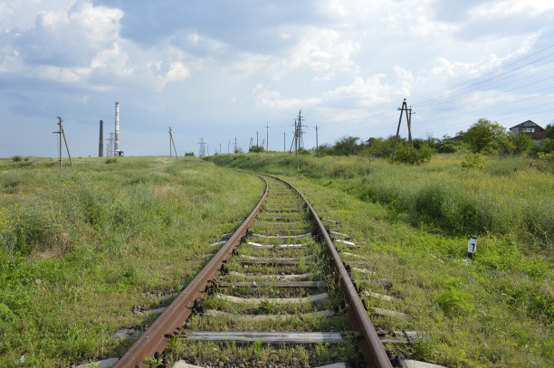 废弃的杂草丛生的老铁路。通往远方的路。图片下载