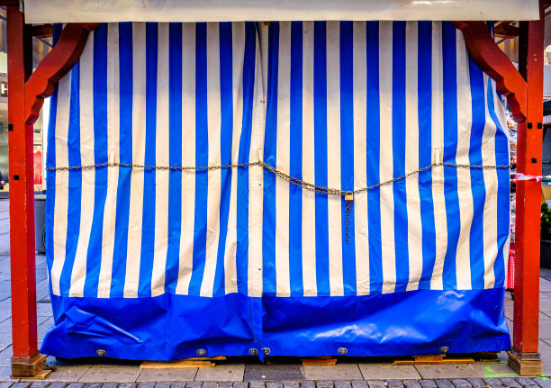 市场上的木制销售摊位图片下载