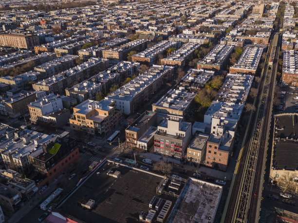纽约布鲁克林布什维克住宅区的高架地铁线。图片下载