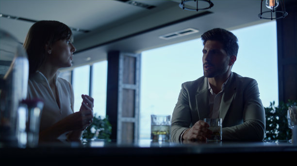 新婚夫妇在咖啡馆边喝鸡尾酒边聊天。情侣在餐厅约会图片下载