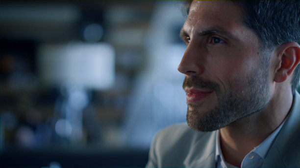 特写商人休息的餐厅。老板在豪华酒店享受休息图片下载