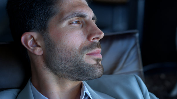 年轻的商人在看远处的特写。领导独自度假图片下载